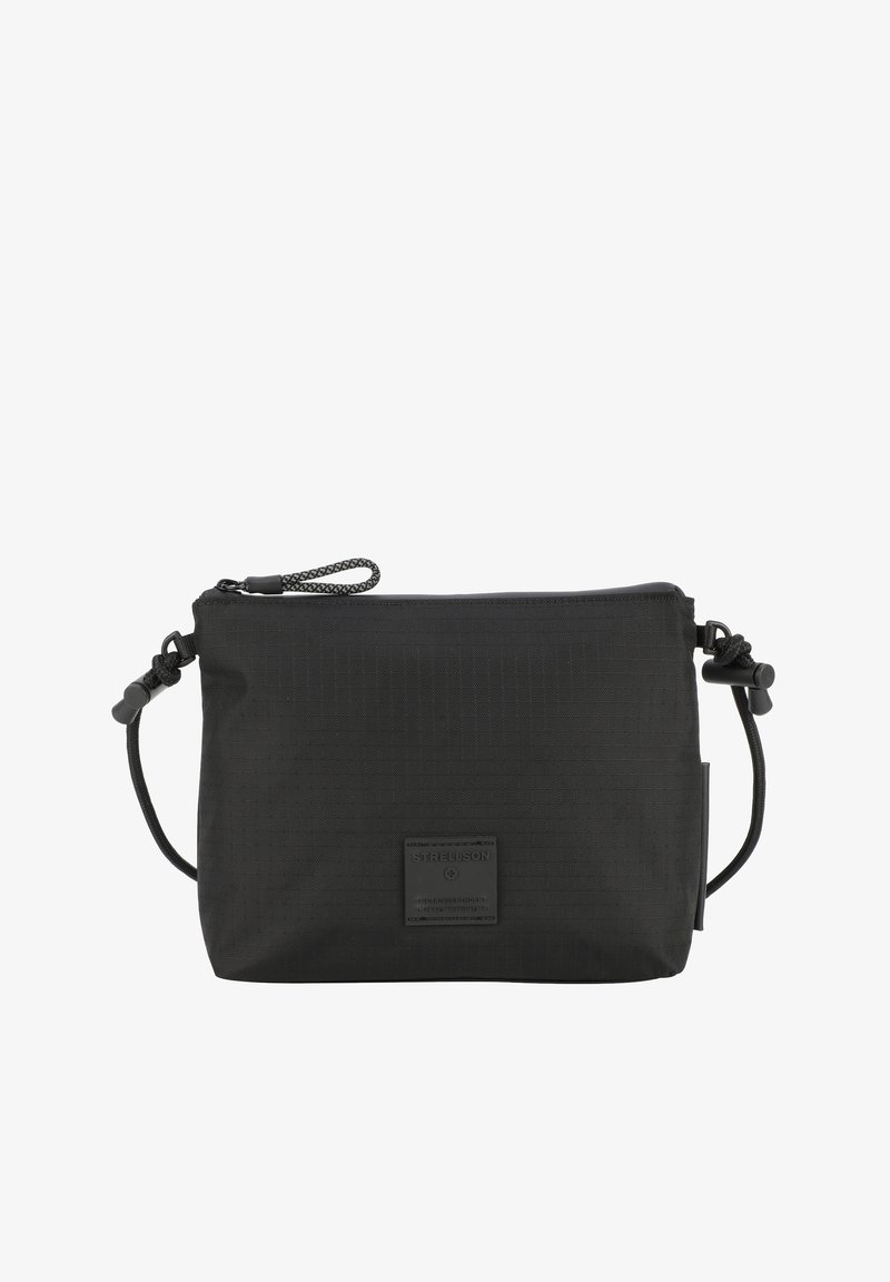 Borsa a tracolla nera in nylon con superficie testurizzata, chiusura con zip e tracolla regolabile. Presenta un'etichetta con logo sul davanti.