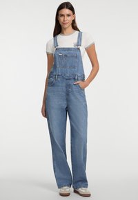 RELAXED FIT LATZ - Latzhose - blau