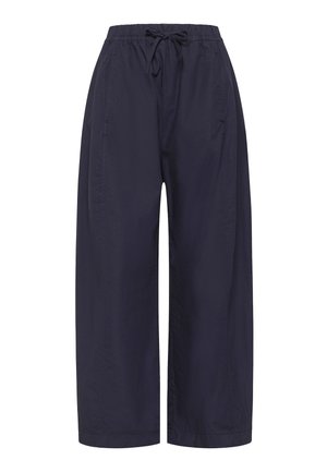 Granatowe spodnie o szerokich nogawkach wykonane z lekkiego materiału, z elastycznym pasem i sznurkiem do regulacji. Posiadają boczne kieszenie i gładką teksturę.