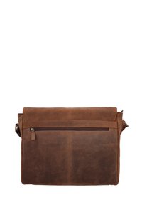 Bolsa mensajera de cuero marrón con cierre superior enrollado, bolsillo frontal con cremallera, textura suave, forma rectangular y tira de hombro ajustable.