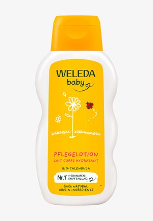 Witte fles met een golvende vorm, gele label met een bloem en een lieveheersbeestje. Tekst bevat "Weleda Baby" en "Pflegelotion" in groen en roze.