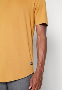 Only & Sons ONSMATT LIFE LONGY TEE  - T-shirt básica - chipmunk