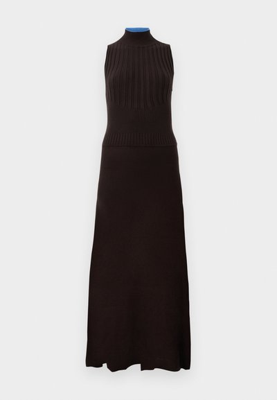 Rochie fără mâneci, de culoare maro închis, din tricot, cu un top cu dungi și un corset ajustat, care se continuă cu o fustă lungă și netedă pentru o siluetă elegantă.