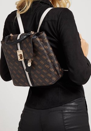 Mochila monogramada en negro y marrón con herrajes dorados, acentos de cremallera blanca, material texturizado y correas ajustables blancas.