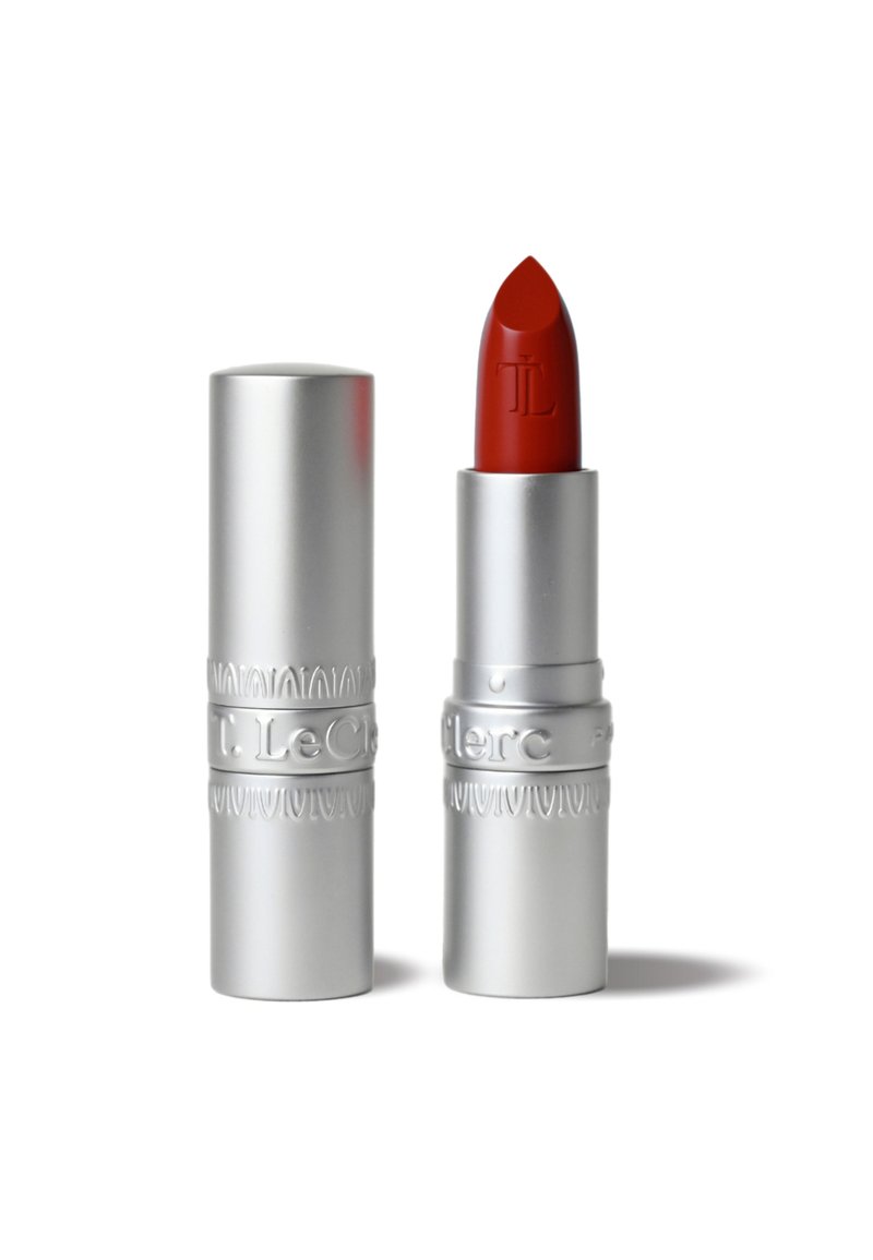 Roter Lippenstift in einer silbernen zylindrischen Hülle, die ein geprägtes Design zeigt. Der Lippenstift hat eine spitze Spitze und ein mattes Finish.