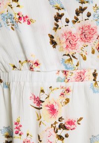 Fleurige jurk stof met een witte achtergrond en roze, blauwe en bruine bloemen. Lichtgewicht, gestructureerd materiaal met een geraffineerde tailleband.