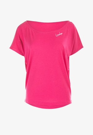 Fuksia t-shirt med kort ärm och båtringning, tillverkad av mjukt material, med en liten vit logotyp på övre vänstra sidan.