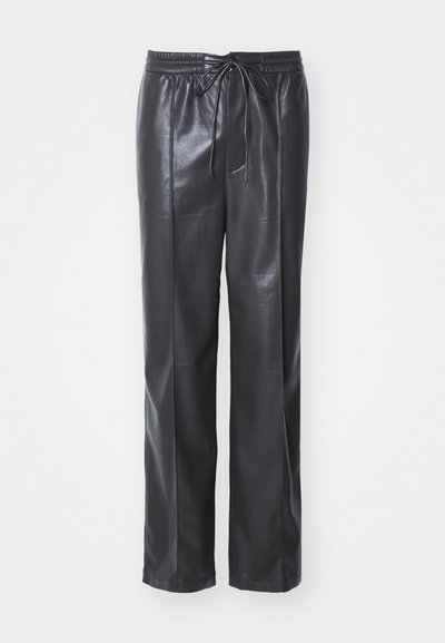Crne hlače od umjetne kože s opuštenim krojem, elastičnim pojasom i podesivim vezicom. Glatka tekstura s blagim sjajem.
