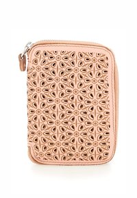 Portafoglio in pelle pesca con intricate decorazioni ritagliate, chiusura a zip e cuciture a contrasto. Forma rettangolare compatta con una texture morbida.