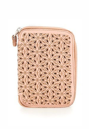 Portefeuille en cuir pêche avec un motif découpé complexe, fermeture à glissière et surpiqûres contrastées. Forme rectangulaire compacte avec une texture douce.
