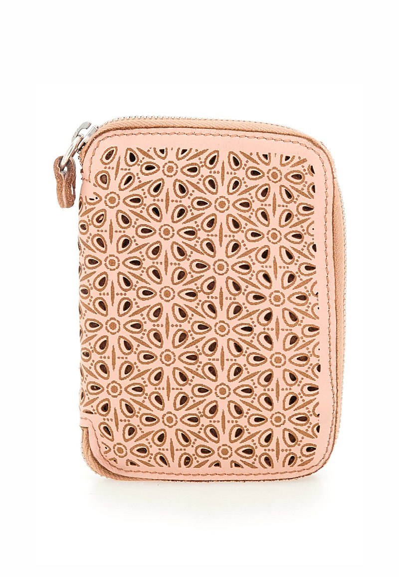 Portafoglio in pelle pesca con intricate decorazioni ritagliate, chiusura a zip e cuciture a contrasto. Forma rettangolare compatta con una texture morbida.