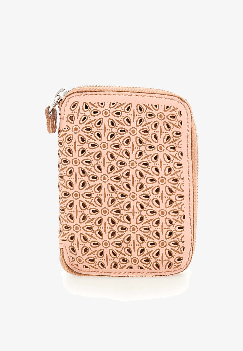 Portafoglio in pelle pesca con intricate decorazioni ritagliate, chiusura a zip e cuciture a contrasto. Forma rettangolare compatta con una texture morbida.