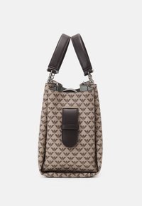 Brązowa torebka wzorzysta o sztywnej formie, z solidną brązową skórzaną klapą oraz podwójnymi skórzanymi paskami z metalowymi akcentami.