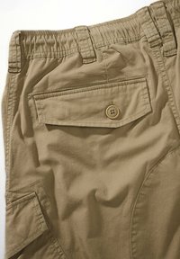 Kaki kratke hlače s poudarkom, izdelane iz lahkega materiala. Ponašajo se z elastičnim pasom, stranskim žepom in zadnjim žepom na gumb.