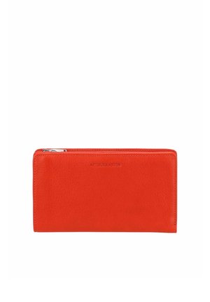 Portefeuille rectangulaire en cuir rouge avec fermeture éclair sur le dessus et nom de marque subtilement embossé centré à l'avant.