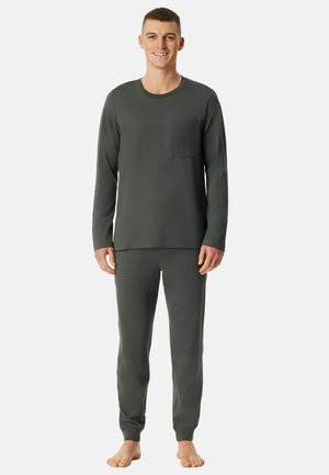 Set di pigiama da uomo in verde scuro realizzato in tessuto morbido, composto da una maglietta a maniche lunghe con tasca testurizzata e pantaloni a sigaretta abbinati.
