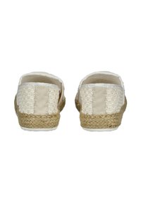 Espadrilles con parte superior de fibra natural tejida, lados de lona beige y suela de cuerda de yute. La vista trasera muestra un tacón redondeado y un diseño sencillo.