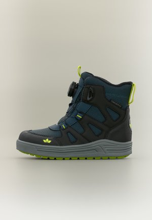 Sneaker alta blu scuro e nera con suola grigia, dettagli verde lime e sistema di allacciatura con quadrante rotondo, vista dal lato esterno.
