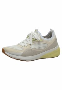 Zapatilla deportiva ligera en crema y verde pálido con parte superior de malla, cuello acolchado, cordones blancos y suela de goma texturizada.