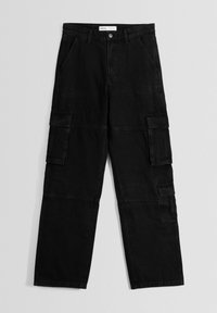 Czarne spodnie cargo z denimu mają prosty krój nogawek, liczne boczne kieszenie oraz zapięcie na guziki z przodu. Gładka faktura z subtelnymi detalami szwów.