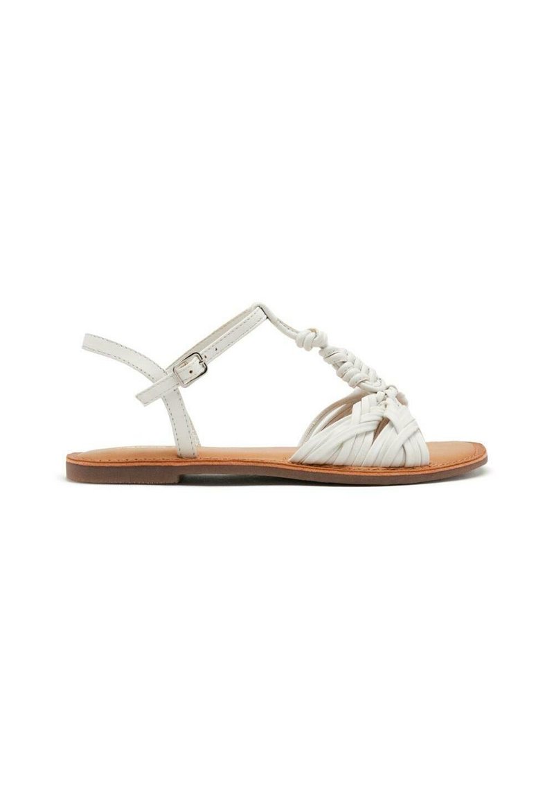 Sandali bianchi in pelle intrecciata con cinturino alla caviglia regolabile, suola piatta e dettagli intrecciati nella zona delle dita.