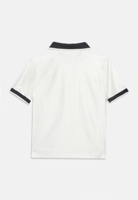 Λευκό πόλο μπλουζάκι με λαιμόκοψη και περιβραχιόνια σε ναυτικό μπλε. Λείο ύφασμα με κοντά μανίκια και κλασικό σχέδιο.