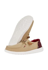 Scarpe in tela beige con suola in gomma bianca, punta tonda, tacco bordeaux a contrasto, motivo decorativo sul collarino e accenti in pelle beige sui lacci.