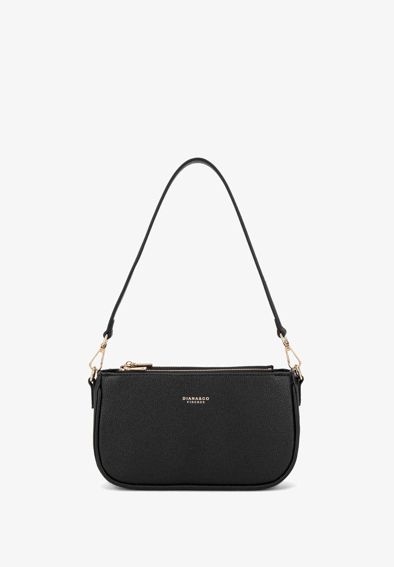 Borsa a tracolla in pelle nera con una forma curva, dettagli in hardware dorato e una parte superiore con cerniera. Include una tracolla rimovibile.