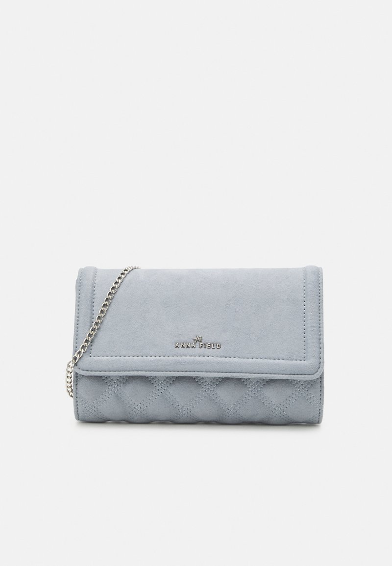 Hellblauer, gesteppter Wildleder-Clutch mit silberner Kettenriemen und geprägt Logo auf der Vorderseite. Verfügt über einen Umschlagklappenverschluss.