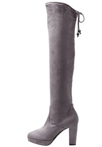 Botas grises de ante por encima de la rodilla con punta redonda, gruesa plataforma y alto tacón cuadrado. Cuenta con un detalle atado en la parte superior.