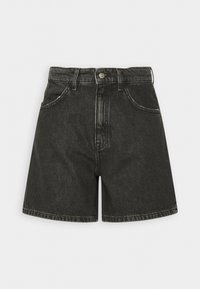 Svarta denimshorts med hög midja, med fem fickor, bälteshorr och en klassisk rak bendesign. Slät textur med blekta detaljer.