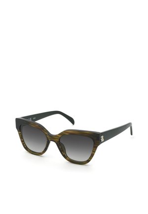 Lunettes de soleil œil de chat avec monture écaille, branches noires, verres dégradés foncés, et un petit emblème argenté en forme d’ours sur les branches.