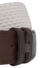 Ceinture en tissu tissé de couleur blanc cassé avec une sangle et une boucle en cuir marron foncé, présentant une texture lisse et un design minimaliste.