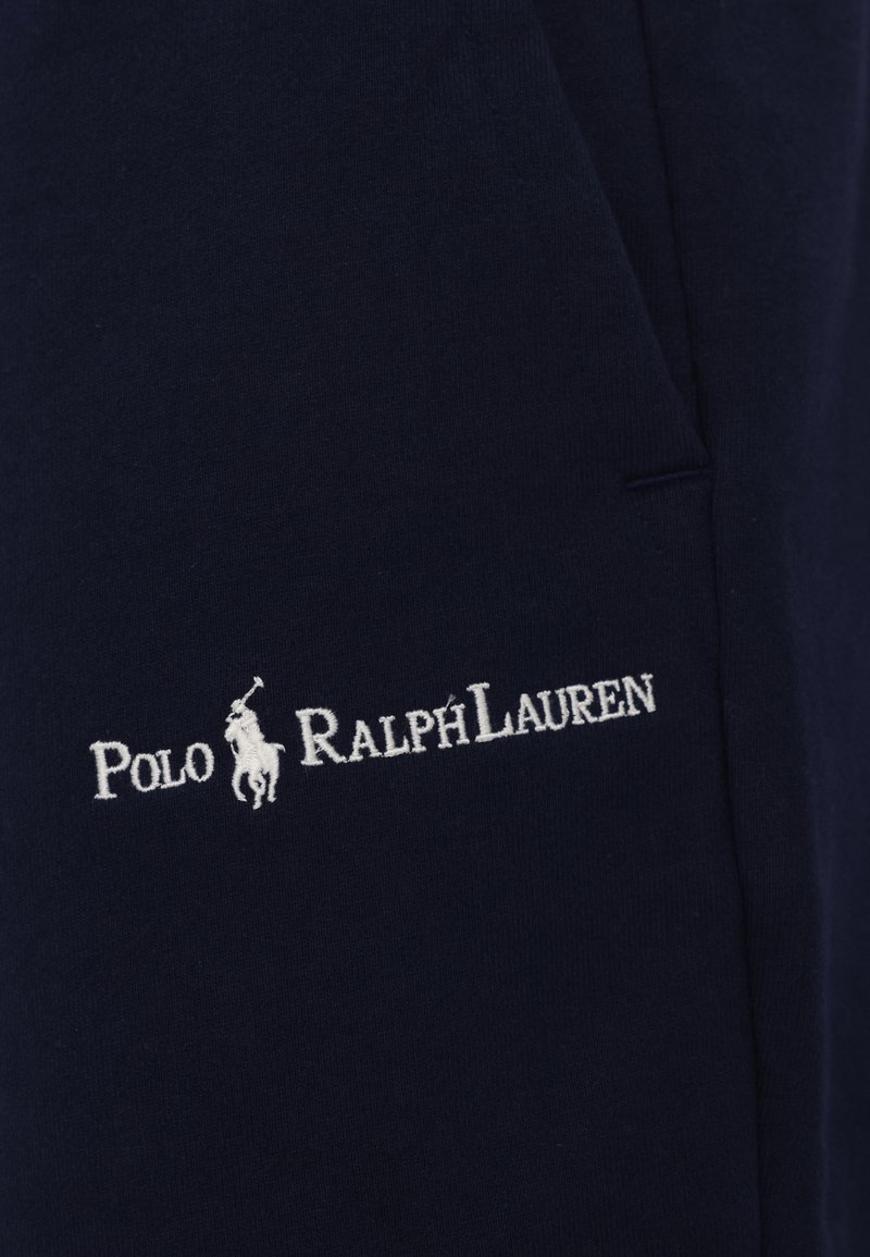 Sweat-shirt en coton bleu marine avec le logo "Polo Ralph Lauren" brodé en blanc et un emblème de cheval, texture lisse et coupe standard.