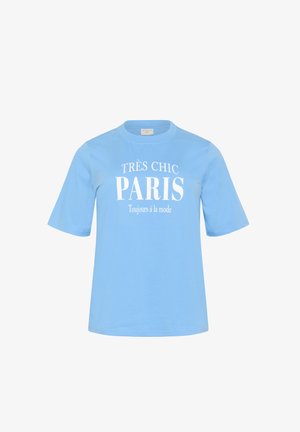 Hellblaues Baumwoll-T-Shirt mit kurzen Ärmeln, das weißen Drucktext trägt: "TRÈS CHIC PARIS" und "Toujours à la mode." Schlichtes Design.