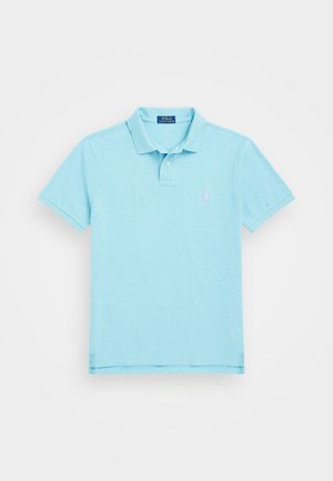 Polo shirt azzurro chiaro realizzato in tessuto morbido, con colletto classico, maniche corte e un piccolo logo rosa sul petto sinistro.