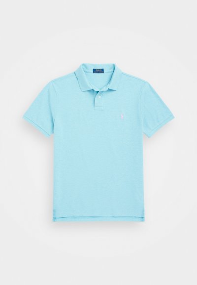 Šviesiai mėlynas polo marškinėlis, pagamintas iš minkštos medžiagos, su klasikiniu apykakle, trumpomis rankovėmis ir mažais rožiniais logotipais kairėje krūtinės pusėje.