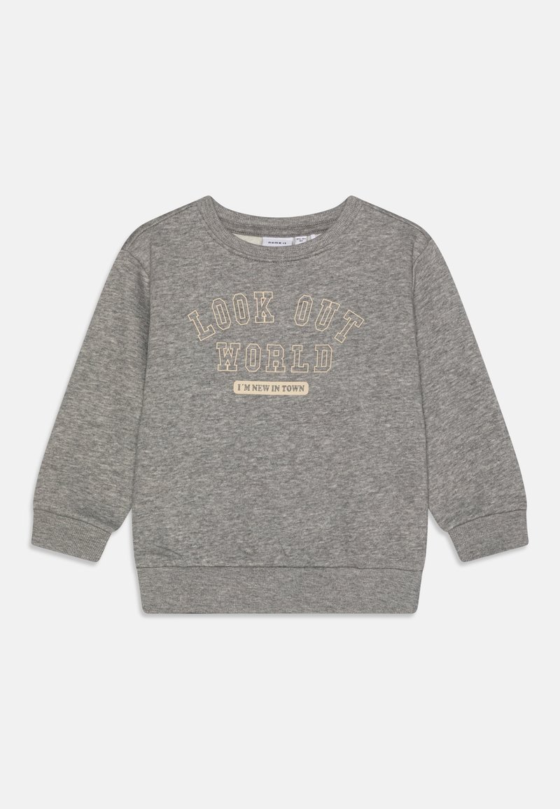 Sweat-shirt gris à manches longues avec poignets et ourlet côtelés, avec les inscriptions "LOOK OUT WORLD" et "I'M NEW IN TOWN" sur le devant.