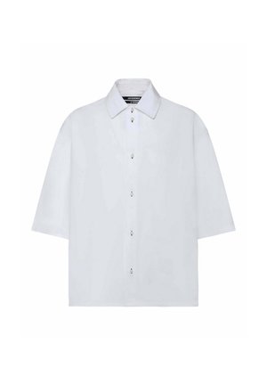 Camisa blanca de manga corta con cuello clásico, seis botones en la parte delantera y ajuste regular.