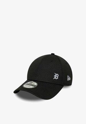 Schwarze Baseballmütze aus strukturiertem Stoff, mit gebogenem Schirm und gesticktem weißen Logo auf der Vorderseite. Verstellbare Größe mit klassischem Design.