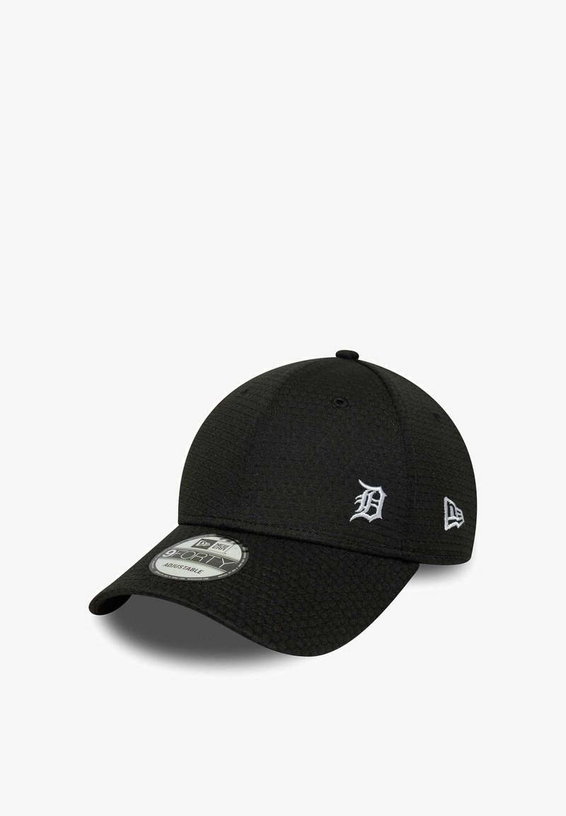 Schwarze Baseballmütze aus strukturiertem Stoff, mit gebogenem Schirm und gesticktem weißen Logo auf der Vorderseite. Verstellbare Größe mit klassischem Design.