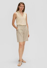 s.Oliver BLACK LABEL AUS GLITZERNDEM - Shorts - beige