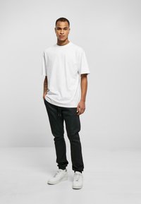 Urban Classics Vaqueros boyfriend - realblack washed