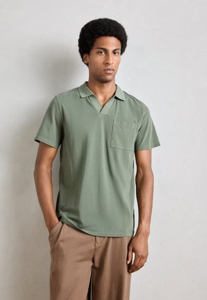 Kurzarm-Polohemd in Olivgrün aus glattem Stoff, mit einem V-Ausschnitt und einer linken Brusttasche. Schlichtes Design ohne Muster.