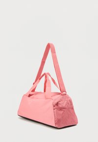 Ροζ τσάντα duffel από ύφασμα με ομαλή υφή· διαθέτει κοντά χερούλια και μακρύ ώμο ιμάντα, με δίχτυ πλάγια τσέπη.