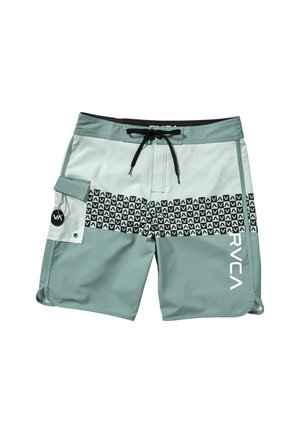 Dwukolorowe zielone szorty plażowe z czarnym geometrycznym wzorem na pasie, czarnym sznurkiem, boczną kieszenią z klapą oraz logo RVCA na prawej nogawce.