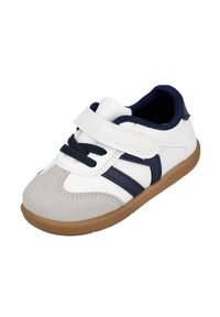 Zapatilla blanca y gris con acentos en azul marino. Presenta una correa de velcro, diseño de cordones y una suela de goma. Superficies suaves y texturizadas.