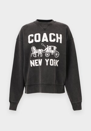 Schwarzer Pullover mit langen Ärmeln, bedruckt mit weißem Schriftzug "COACH NEW YORK" und einer Grafik einer von Pferden gezogenen Kutsche, mittig auf der Vorderseite.