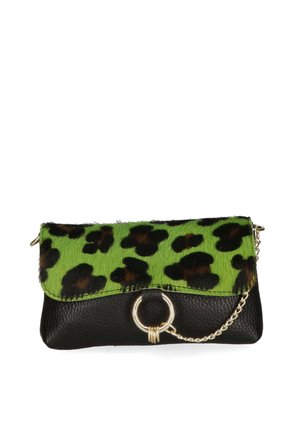 Pochette en imprimé léopard avec un rabat en fausse fourrure verte, un corps en cuir noir texturé, une chaîne en or et un détail en matériel circulaire.