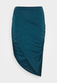 Jupe asymétrique bleu sarcelle avec détails froncés et devant style portefeuille, en tissu lisse et extensible.